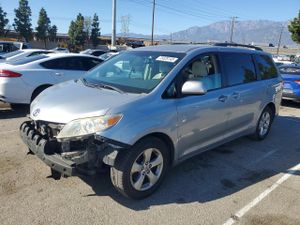 Toyota Sienna LE 3.5L 6 2013