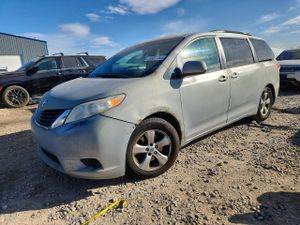 Toyota Sienna LE 3.5L 6 2013