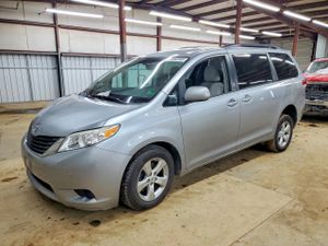 Toyota Sienna LE 3.5L 6 2011