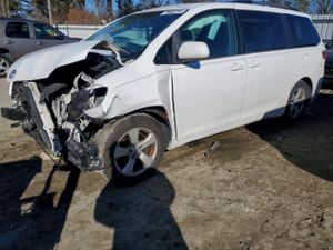 Toyota Sienna LE 3.5L 6 2015