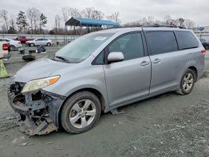 Toyota Sienna LE 3.5L 6 2013