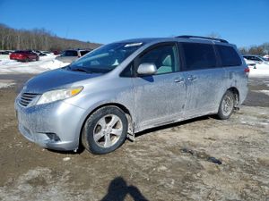 Toyota Sienna LE 3.5L 6 2011