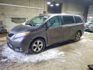 Toyota Sienna LE 3.5L 6 2013