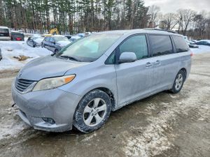 Toyota Sienna LE 3.5L 6 2011