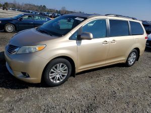 Toyota Sienna XLE 3.5L 6 2011