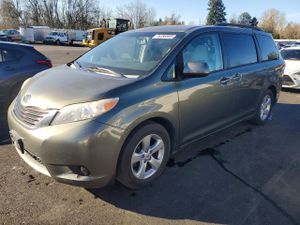 Toyota Sienna LE 3.5L 6 2012
