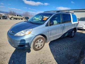 Toyota Sienna CE 3.5L 6 2010