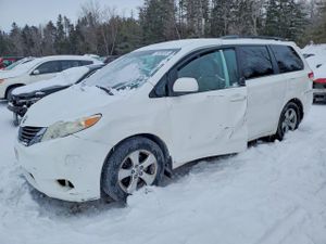 Toyota Sienna LE 3.5L 6 2013