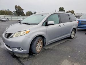 Toyota Sienna XLE 3.5L 6 2012