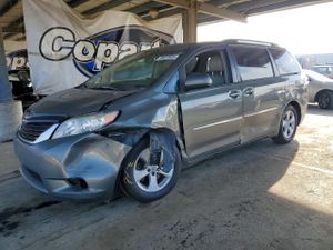 Toyota Sienna LE 3.5L 6 2011