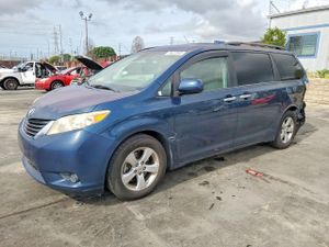 Toyota Sienna LE 3.5L 6 2012