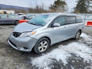 Toyota Sienna LE 3.5L 6 2014