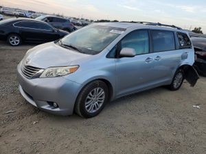 Toyota Sienna XLE 3.5L 6 2011