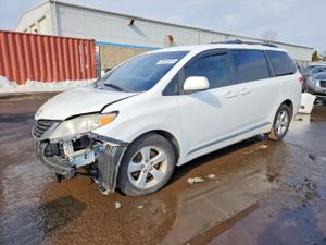Toyota Sienna LE 3.5L 6 2011