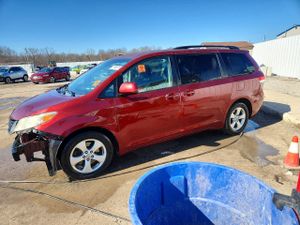 Toyota Sienna LE 3.5L 6 2011