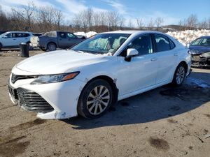 Toyota Camry LE 2.5L 4 2020
