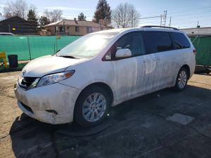Toyota Sienna LE 3.5L 6 2011