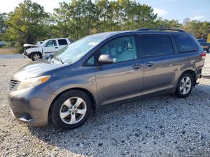 Toyota Sienna LE 3.5L 6 2013