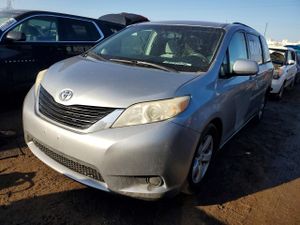 Toyota Sienna LE 3.5L 6 2011