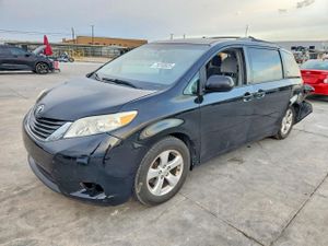 Toyota Sienna LE 3.5L 6 2013
