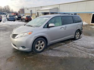 Toyota Sienna LE 3.5L 6 2013