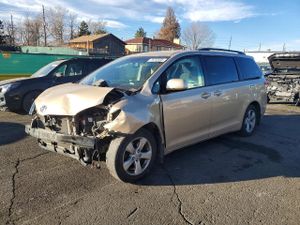 Toyota Sienna LE 3.5L 6 2011