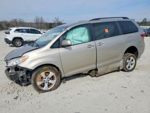 Toyota Sienna LE 3.5L 6 2015