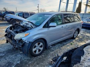 Toyota Sienna LE 3.5L 6 2012