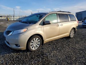 Toyota Sienna XLE 3.5L 6 2013