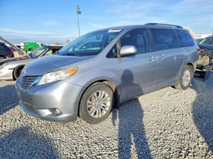 Toyota Sienna XLE 3.5L 6 2011