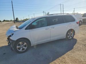 Toyota Sienna LE 3.5L 6 2014
