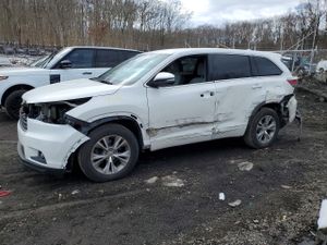 Toyota Highlander LE 3.5L 6 2015