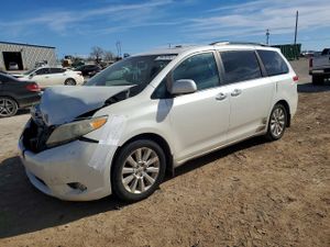 Toyota Sienna XLE 3.5L 6 2011