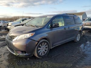 Toyota Sienna LE 3.5L 6 2011