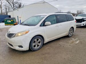 Toyota Sienna LE 3.5L 6 2011