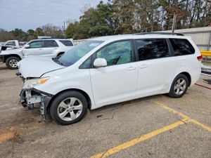 Toyota Sienna LE 3.5L 6 2013