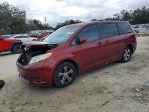 Toyota Sienna LE 3.5L 6 2013