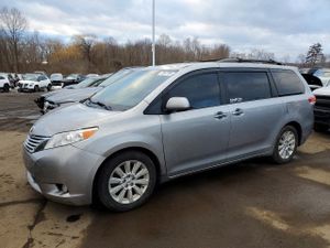 Toyota Sienna XLE 3.5L 6 2011