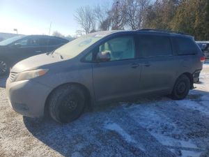 Toyota Sienna LE 3.5L 6 2013