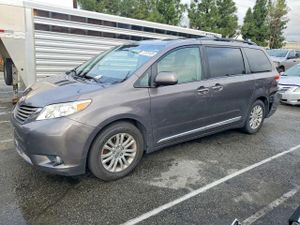 Toyota Sienna XLE 3.5L 6 2014