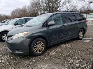 Toyota Sienna XLE 3.5L 6 2013