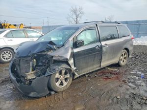 Toyota Sienna LE 3.5L 6 2011