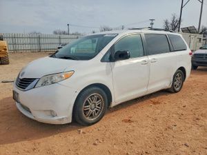 Toyota Sienna LE 3.5L 6 2013
