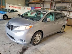 Toyota Sienna XLE 3.5L 6 2013