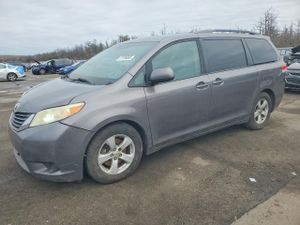 Toyota Sienna LE 3.5L 6 2011
