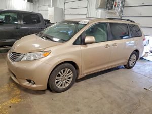Toyota Sienna XLE 3.5L 6 2013