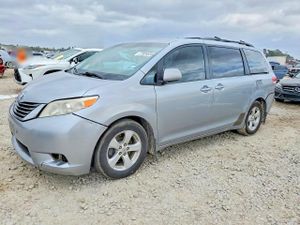 Toyota Sienna LE 3.5L 6 2011