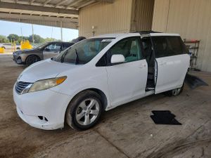 Toyota Sienna LE 3.5L 6 2012