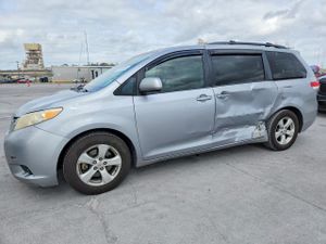Toyota Sienna LE 3.5L 6 2012