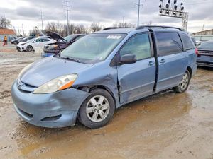 Toyota Sienna CE 3.5L 6 2010